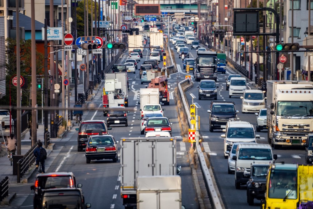 帰宅ラッシュで渋滞する国道の車列